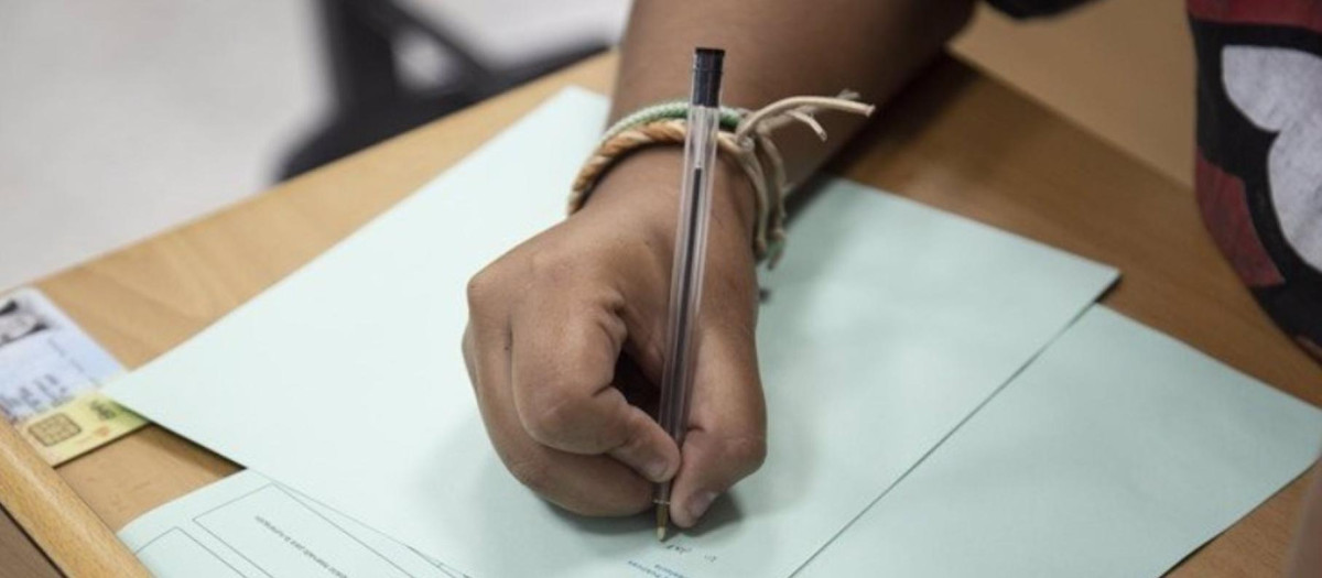 Alumna realizando un examen de Selectividad