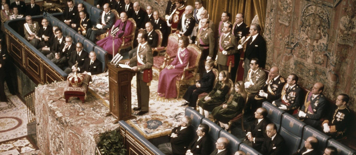 Juan Carlos I siendo siendo proclamado Rey en 1975