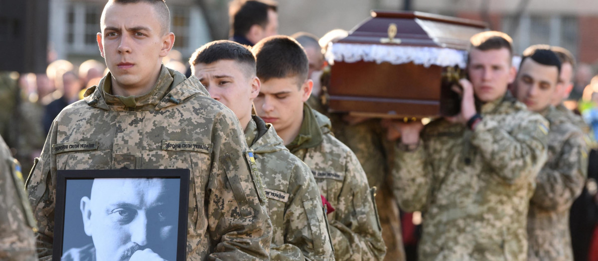 Soldados ucranianos, en un acto conmemorativo por la muerte de un compañero