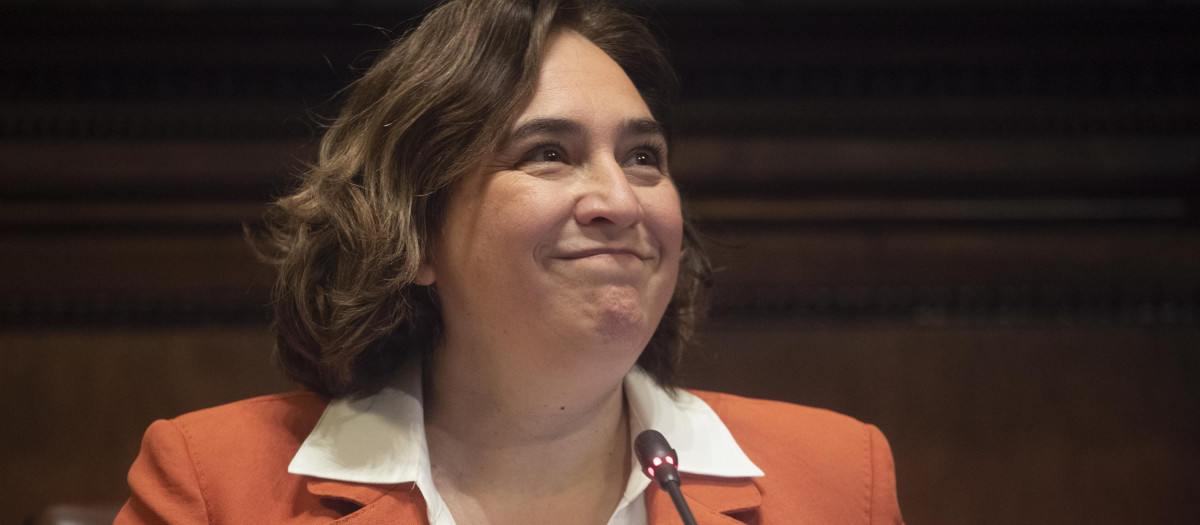 La alcaldesa de Barcelona, Ada Colau, en un pleno del Ayuntamiento