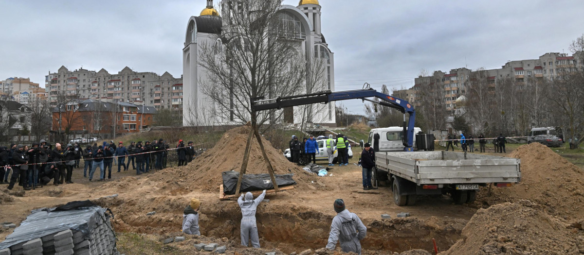 Una fosa común en la ciudad de Bucha, donde tuvo lugar una masacre de civiles