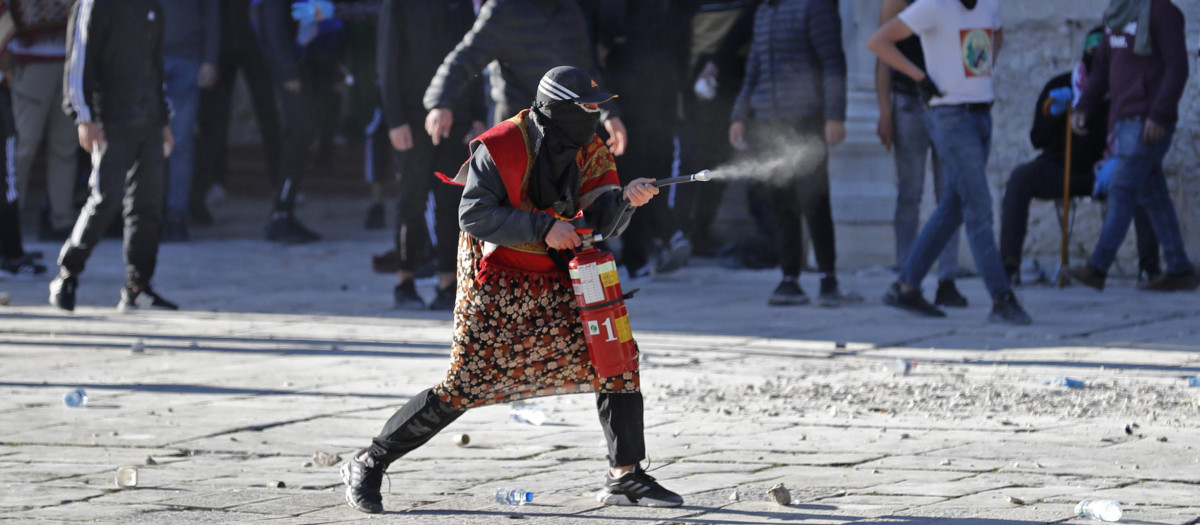 Manifestantes palestinos enfrentándose a la policía israelí en Jerusalén.