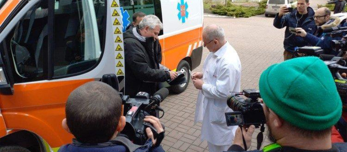 El cardenal Krajewski entregando la segunda ambulancia del Papa en un hospital de Kiev