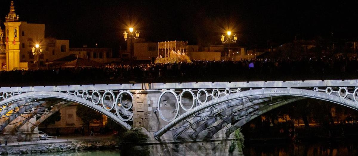 La Virgen de la Esperanza de Triana a su paso por el puente de Triana esta Madrugá