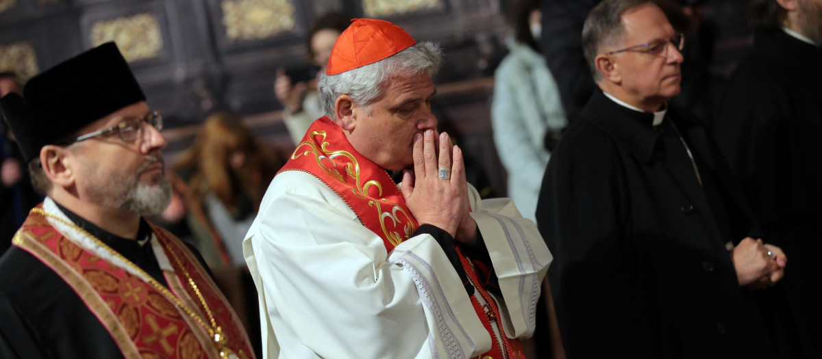El jefe de la Iglesia greco-católica ucraniana (UGCC) Sviatoslav Shevchuk, el limosnero de Su Santidad, el cardenal Konrad Krajewski, enviado del Papa Francisco a Ucrania, y el arzobispo Mechyslav Mokshytskyi (de izquierda a derecha) participan en una oración ecuménica para poner fin a la guerra y restaurar la paz en Ucrania en la Archicatedral Basílica de la Asunción de la Santísima Virgen María