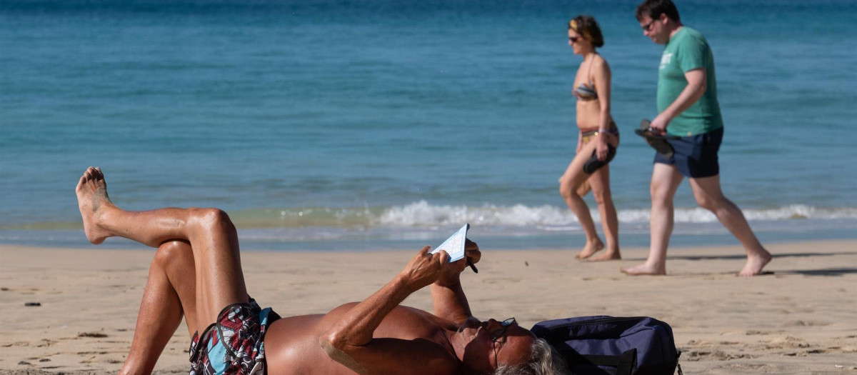 Numerosos turistas disfrutan del sol y el buen tiempo en la playa de Morro Jable, en Fuerteventura