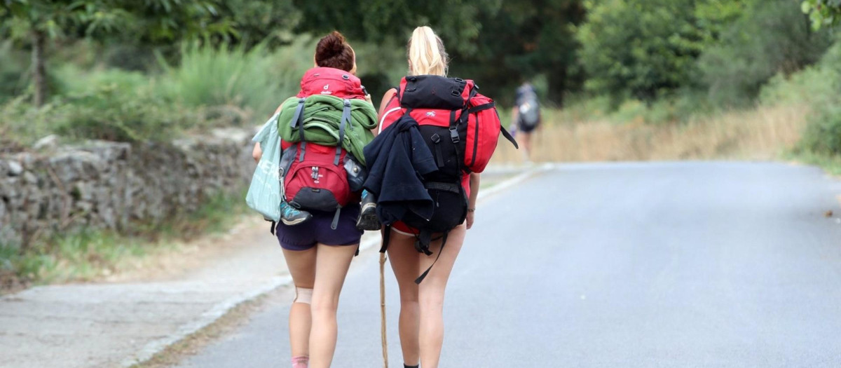 Dos peregrinas haciendo el Camino de Santiago este año