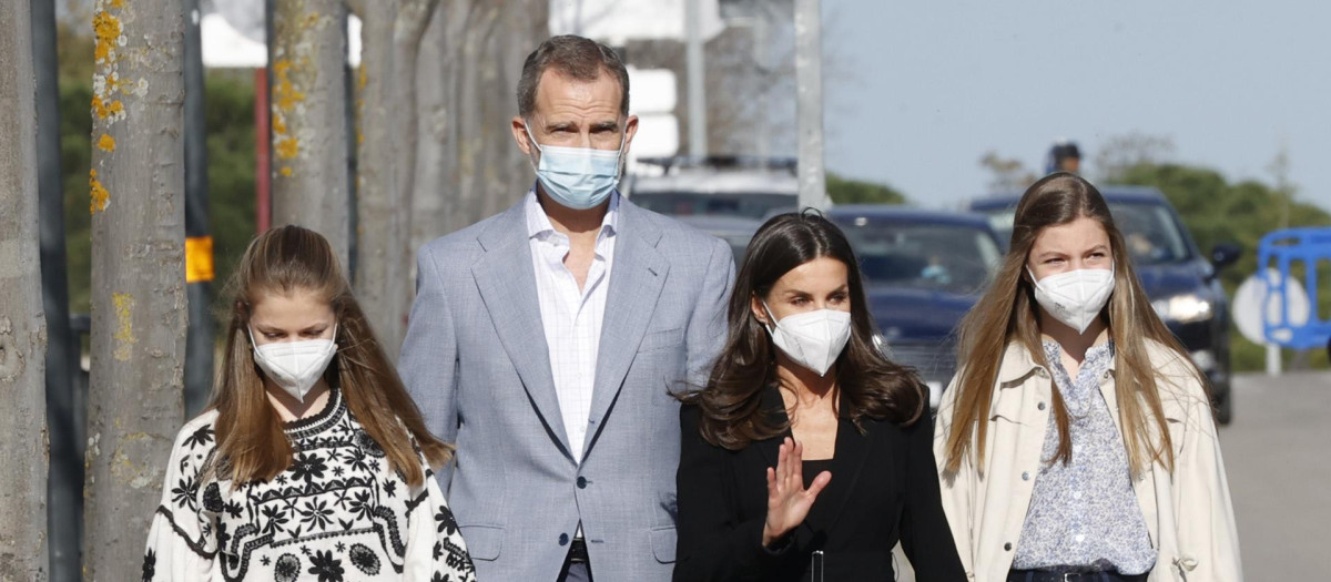 El Rey Felipe VI y la Reina Letizia con sus hijas, la Princesa de Asturias Leonor de Borbón y la Infanta Sofía de Borbón, durante una visita al Centro de Acogida y Referencia de Refugiados