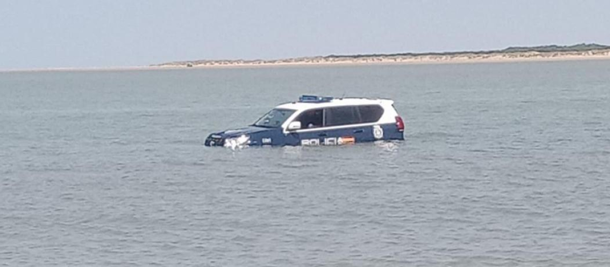 El Toyota Land Cruiser de la Policía Nacional a punto de ser sumergido por la marea.