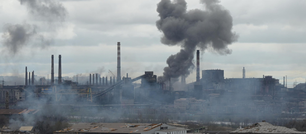 El humo se eleva sobre la empresa siderúrgica Azovstal, en Mariúpol