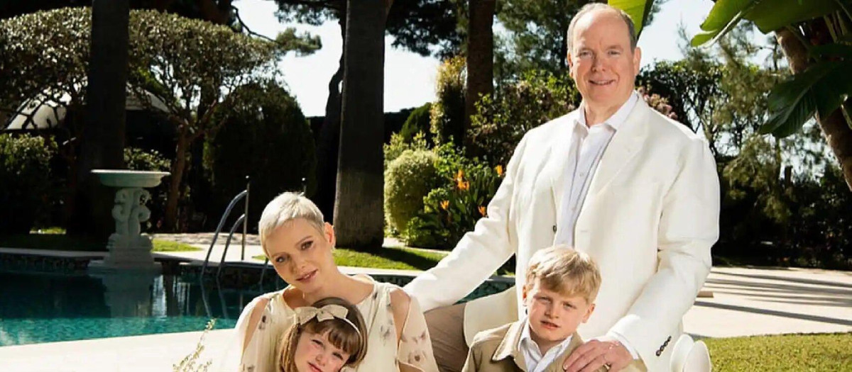 Charlene de Mónaco, junto a sus hijos y su marido, Alberto de Mónaco
