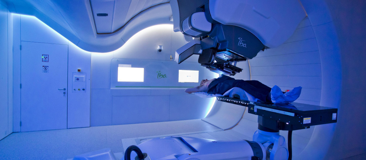 Sala de protonterapia con paciente
