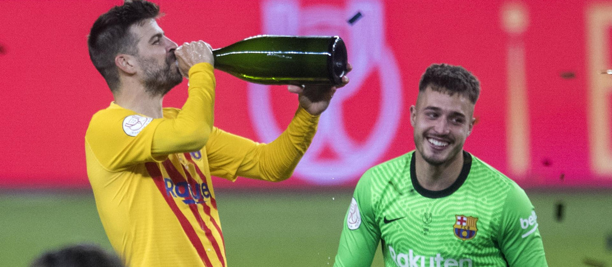 Gerard Piqué celebra el triunfo en la Copa del Rey en 2021 en Sevilla