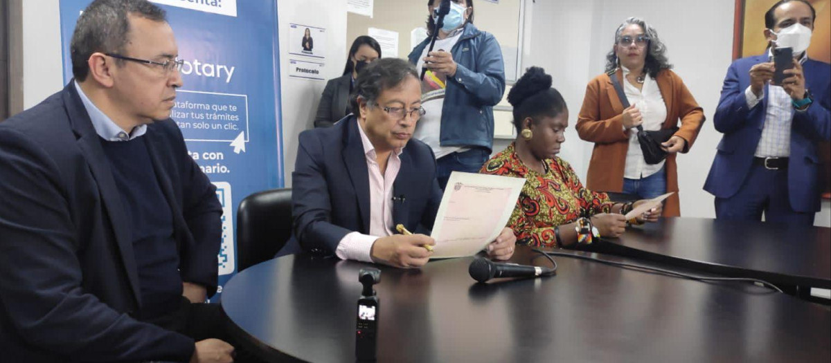 Gustavo Petro firmando ante notario su compromiso de no expropiar