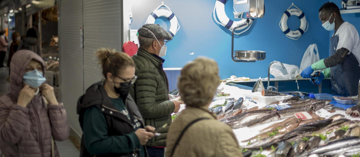 mascarilla en interiores pescaderia