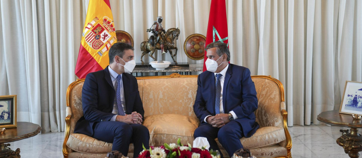 Pedro Sánchez en la reunión mantenida con el primer ministro marroquí, Aziz Akhannouch, en Rabat este abril