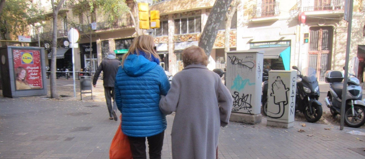 Las mujeres encabezan los trabajos como cuidadoras de personas mayores y dependientes
SOCIEDAD