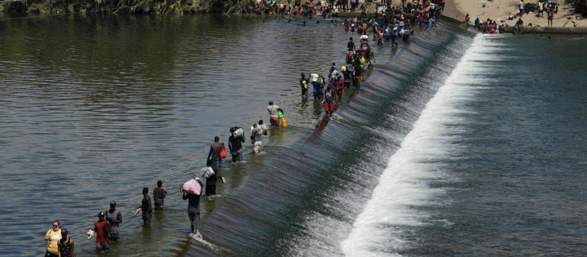 Inmigrantes ilegales cruzando el río Bravo en la frontera sur de Estados Unidos