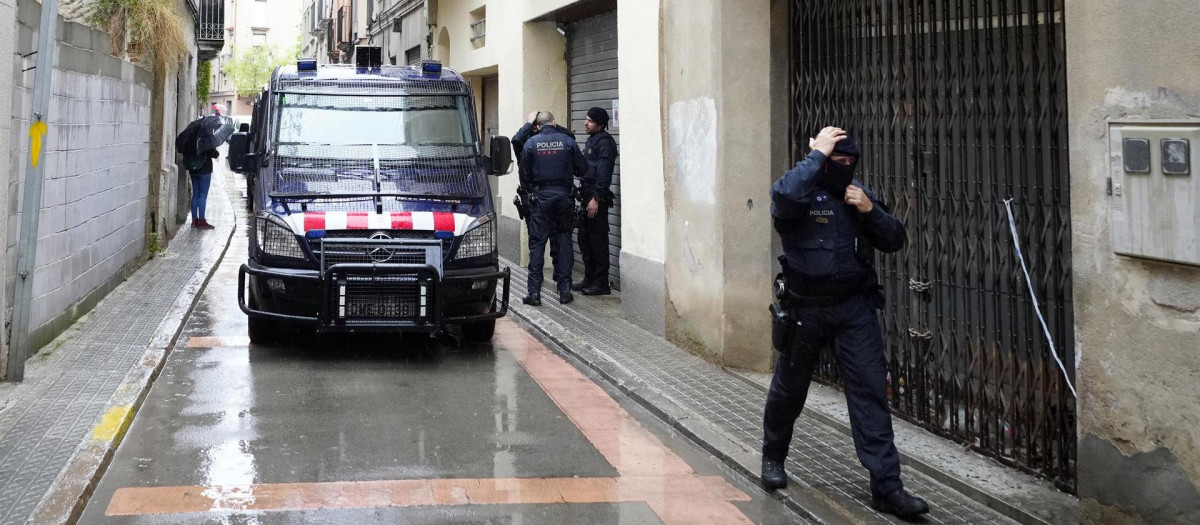 Los Mossos durante el operativo de detención en Igualada