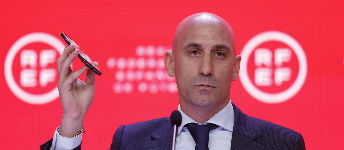 El presidente de la RFEF, Luis Rubiales, sostiene el teléfono que denunció haberle sido hackeado.