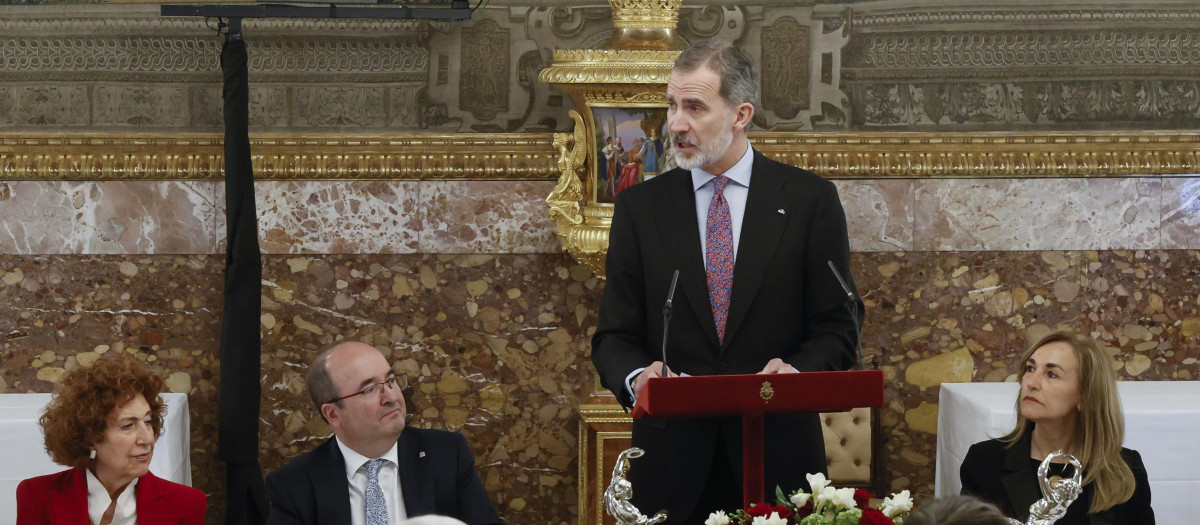 El rey Felipe VI da un discurso junto al ministro de Cultura y Deporte, Miquel Iceta durante el almuerzo que ofrecen este jueves en el Palacio Real a una representación del mundo de las letras con motivo de la entrega del Premio Cervantes 2021