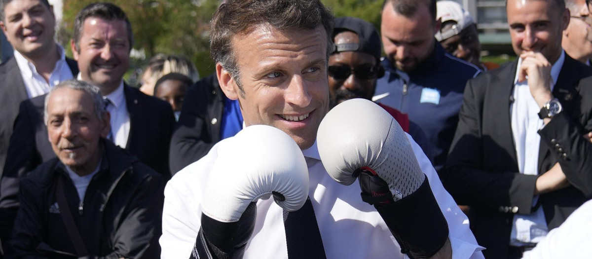 Macron se pone los guantes de boxeo