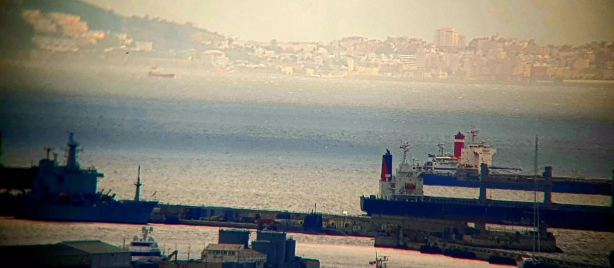 Submarino en el puerto de Gibraltar con el Estrecho de fondo