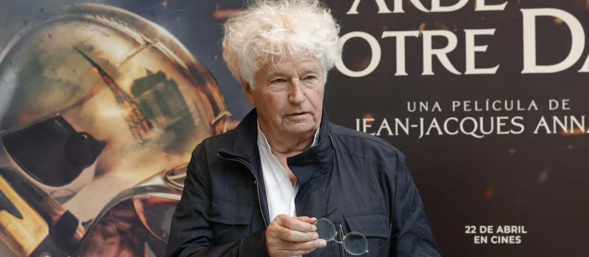 GRAF4338. MADRID, 20/04/2022.- El director francés Jean-Jacques Annaud, durante el photocall "Arde Notre Dam", película que se estrena a los 3 años del incendio de la catedral Patrimonio Mundial de la Unesco, este miércoles en el Instituto Francés en Madrid. EFE/ Zipi