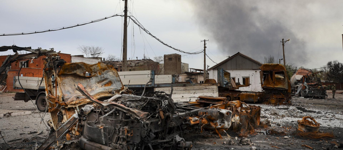 Un vehículo militar calcinado en los alrededores de la planta de Azovstal, en Mariúpol