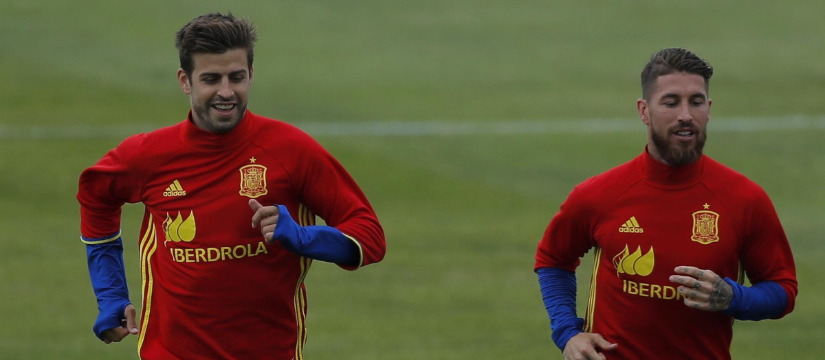 Ramos y Piqué durante una concentración de la selección