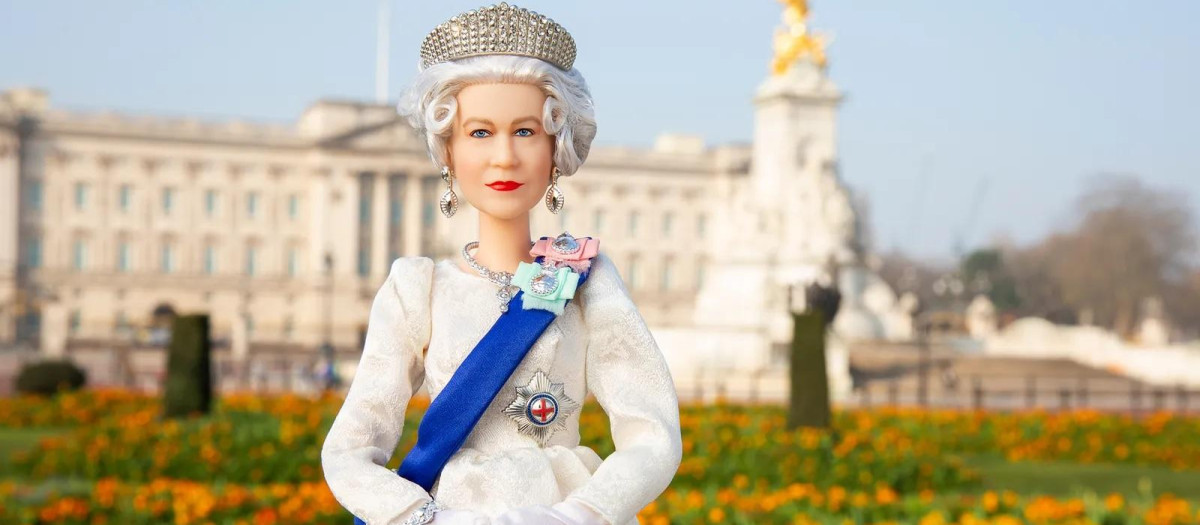 Mattel creó una barbie en honor a la monarca británica para celebrar su cumpleaños número 96, y los 70 años que lleva en el trono.