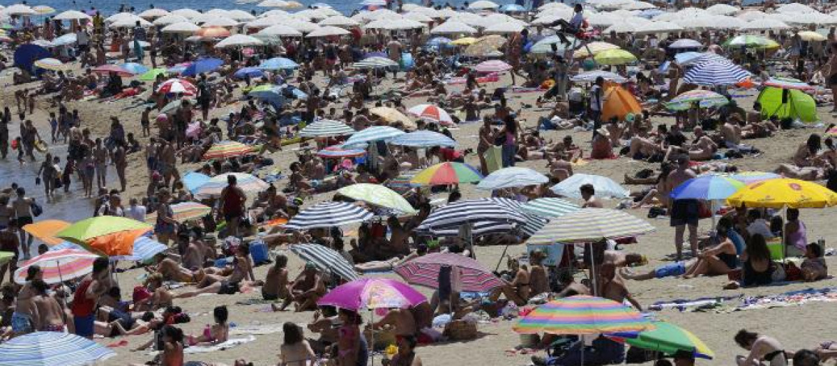 Bañistas en una playa de Barcelona, en 2015