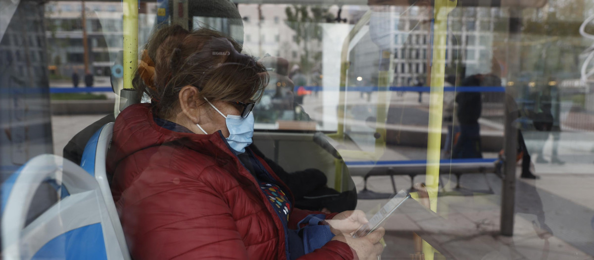 La mascarilla continuará siendo obligatoria en algunos interiores, como los del transporte público