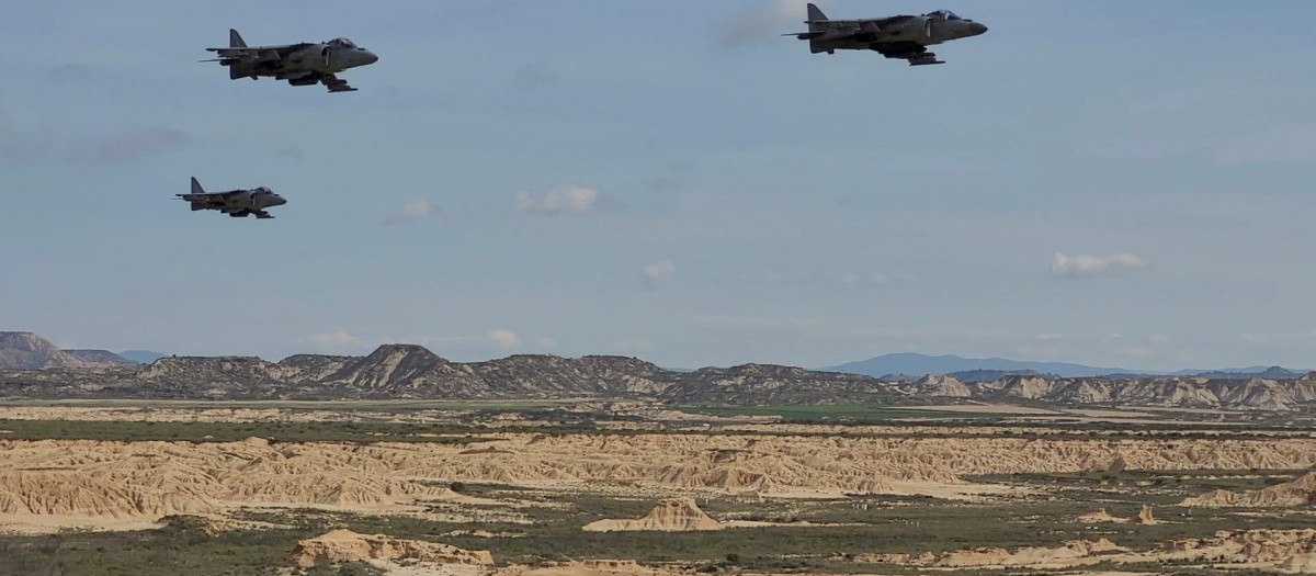 El vuelo de los Harrier españoles durante un ejercicio en Las Bárdenas