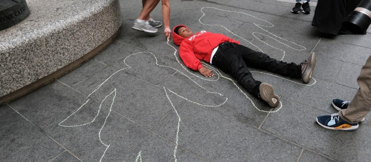 Jóvenes protestan contra las armas de fuego en una manifestación en Philadelphia.