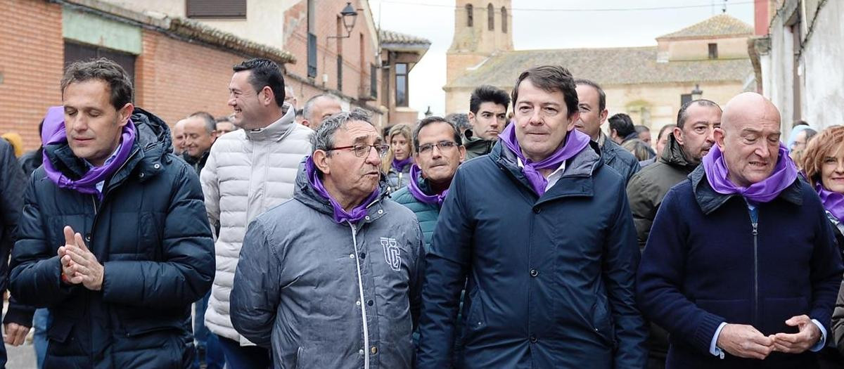 El presidente de la Junta de Castilla y León, Alfonso Fernández Mañueco (c) y el alcalde de Villalar de los Comuneros, Luis Alonso Laguna (3i) pasean por las calles de la localidad en la conmemoración del Día de Castilla y León