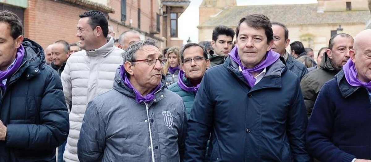 El presidente de la Junta de Castilla y León, Alfonso Fernández Mañueco (c) y el alcalde de Villalar de los Comuneros, Luis Alonso Laguna (3i) pasean por las calles de la localidad en la conmemoración del Día de Castilla y León