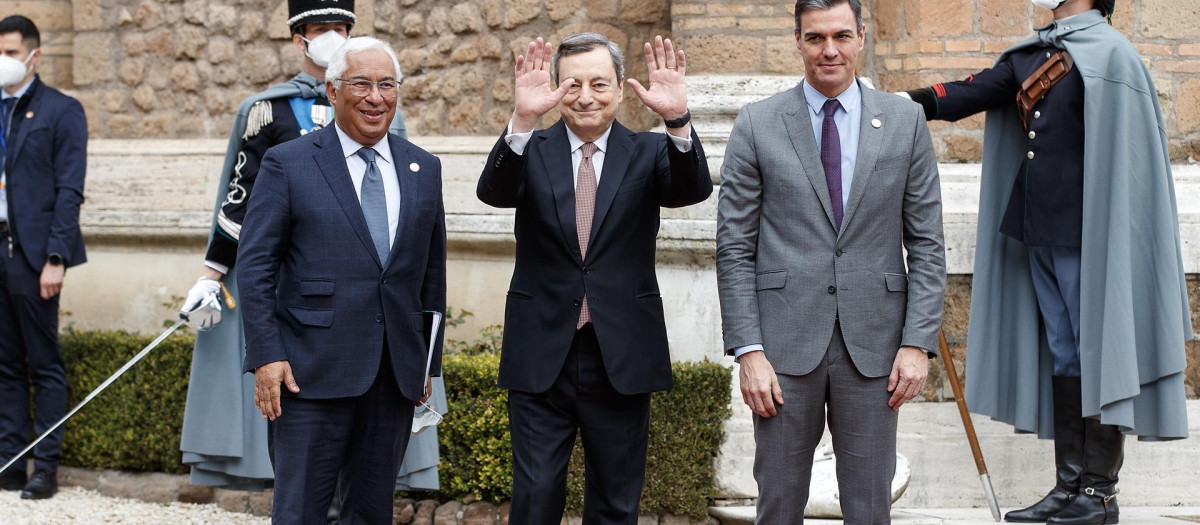 El presidente del Gobierno, Pedro Sánchez, junto a los primeros ministros de Italia y Portugal, Antonio Costa y Mario Draghi.