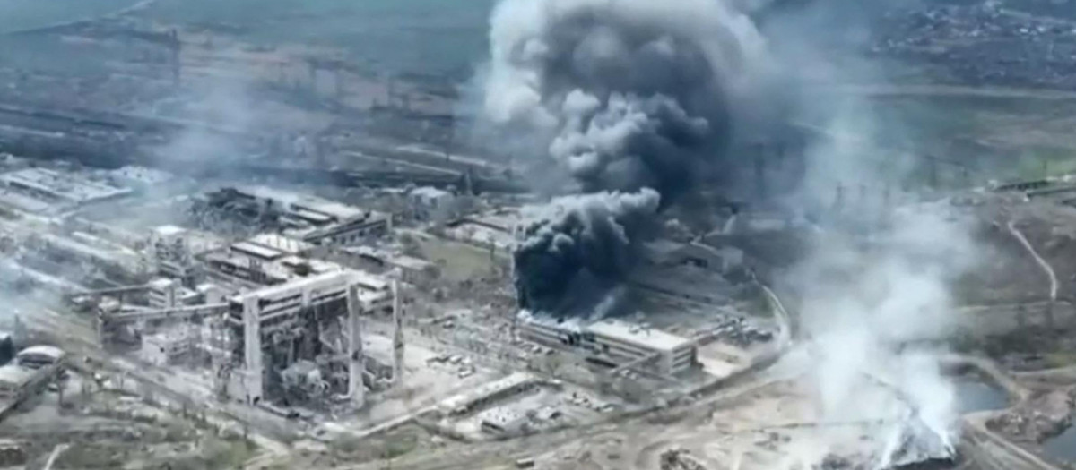 Nubes de humo se elevan sobre la planta de acero Azovstal tras la ofensiva rusa para controlar Mariupol.