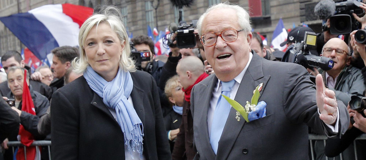 Marine Le Pen junto a su padre, Jean Marie, durante la manifestación del Primero de Mayo en París de 2013