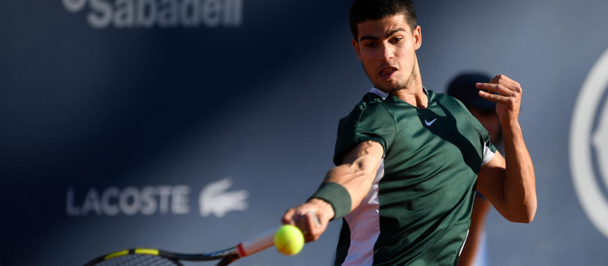 Carlos Alcaraz golpea de derecha