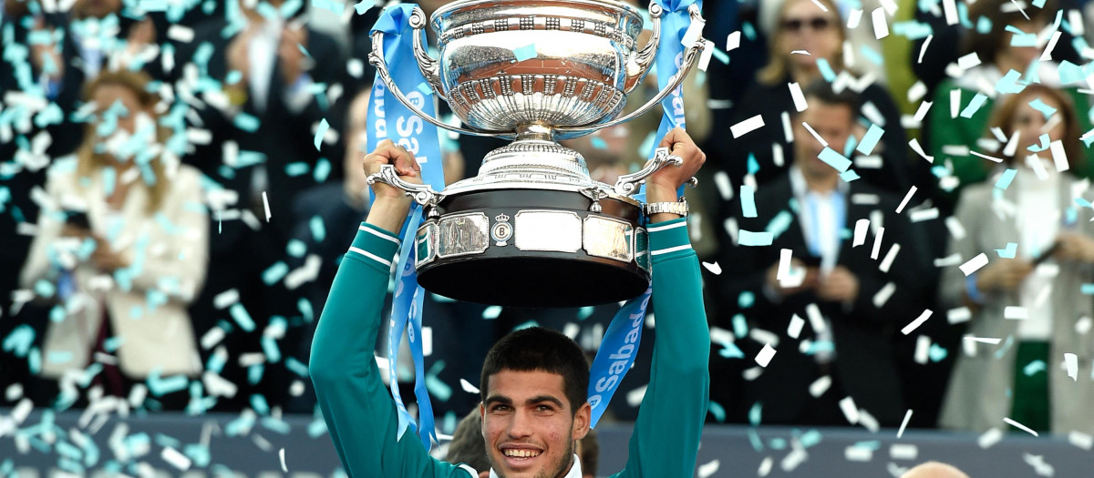 Carlos Alcaraz levanta el trofeo de campeón en Barcelona