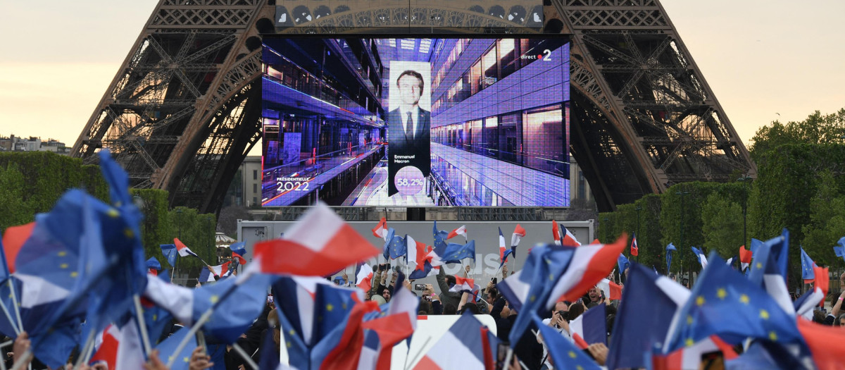 Partidarios de Emmanuel Macron celebrando su victoria con banderas de la UE