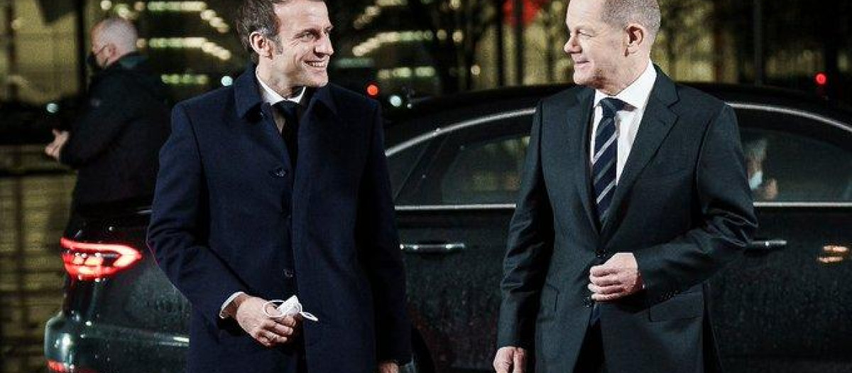 El presidente francés Emmanuel Macron junto con Olaf Scholz