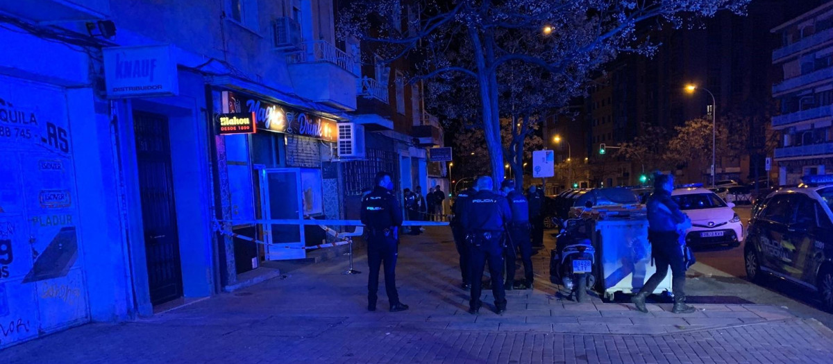 Policía busca al grupo de pandilleros que acuchillaron anoche a un dominicano en una discoteca de Tetuán