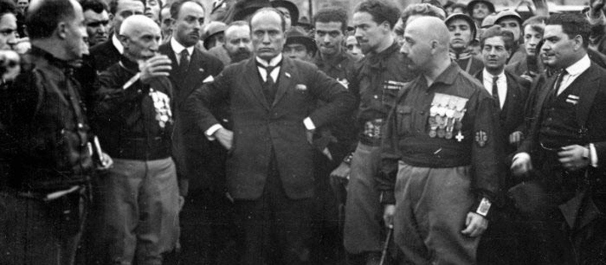 El líder fascista italiano Benito Mussolini, en el centro, con las manos en las caderas, con miembros del Partido fascista, en Roma, Italia, el 28 de octubre de 1922, luego de su Marcha sobre Roma