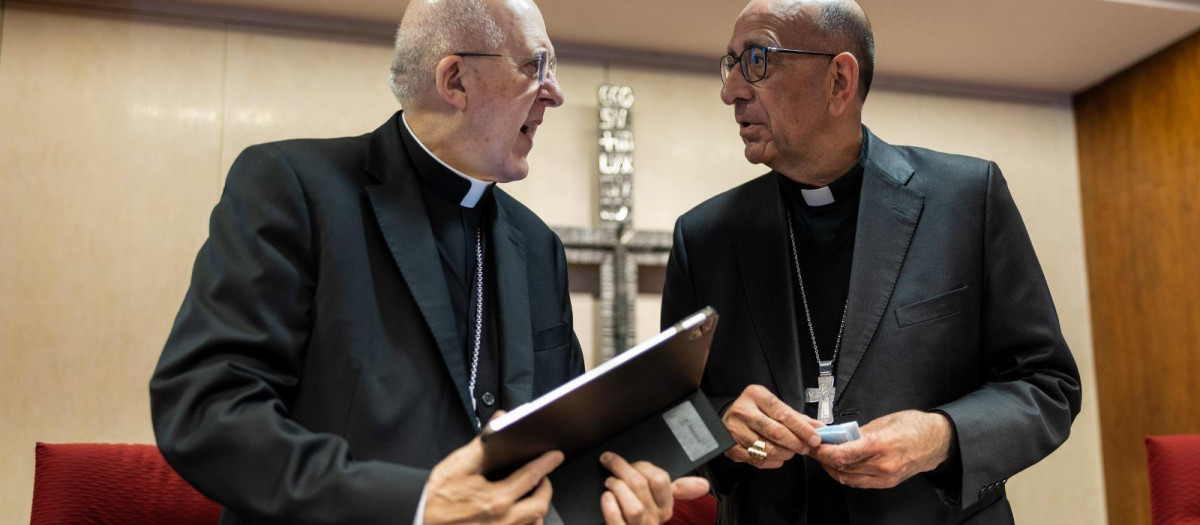 El cardenal Osoro, vicepresidente de la CEE, y el cardenal Omella antes de abrir la sesión