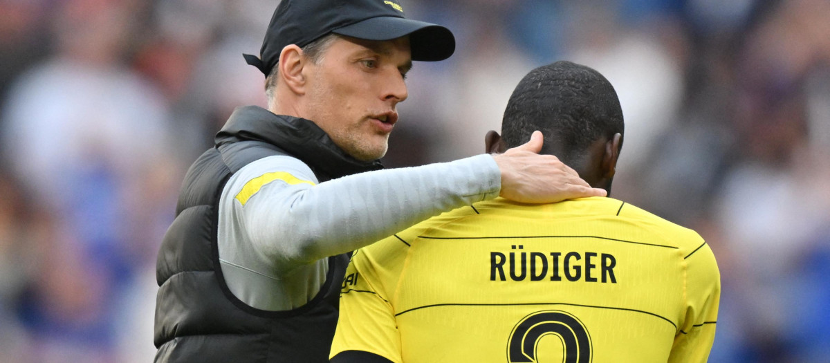 Thomas Tuchel felicita a Rüdiger durante las semifinales de la FA Cup