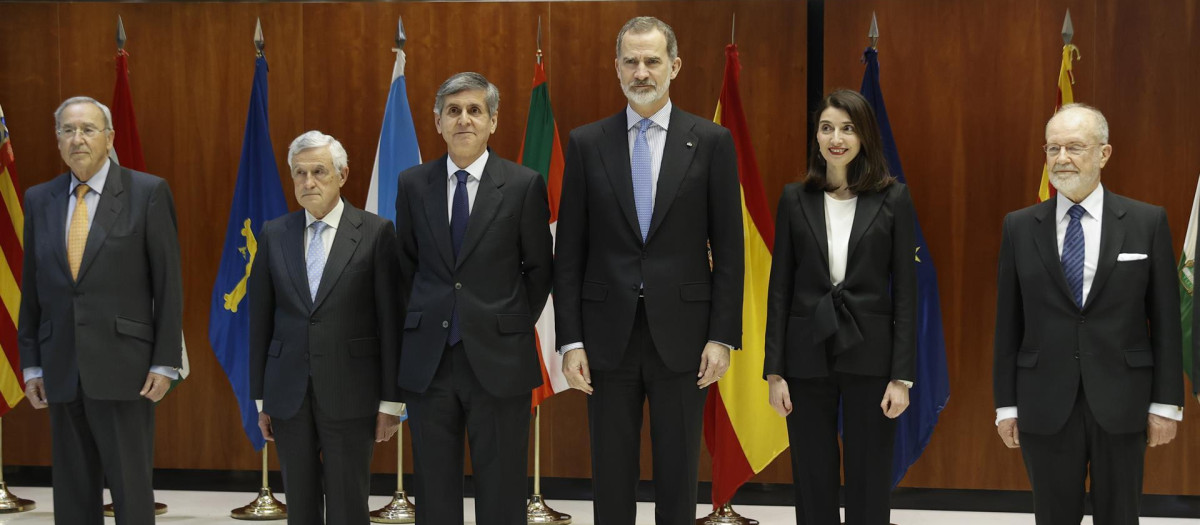 Felipe VI, junto a la ministra de Justicia, Pilar Llop y el presidente del Tribunal Constitucional, Pedro González-Trevijano, entre otros miembros del órgano constitucional