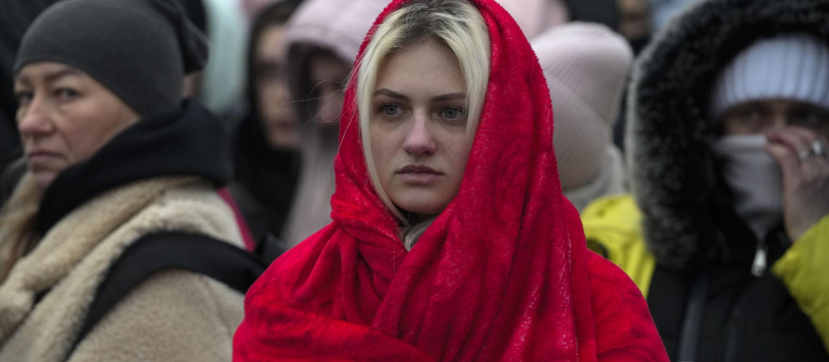 Refugiados, en su mayoría mujeres y niños, intentan llegar al cruce fronterizo en Medyka, Polonia